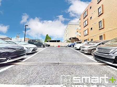 ~便利な平面駐車場~ ・広い敷地を活かした平面式の駐車場。車の出し入れが楽で利便性に優れます。 ・空き状況などもお気軽にお問い合わせくださいませ。