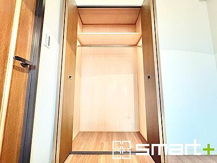 ~収納豊富な洋室~ ・各居室に備え付けの収納をご用意。タンスなどを置く場合と比べ出っ張らないので部屋の中を有効のご活用いただけます。 ・収納の広さなどぜひ現地でご確認くださいませ。