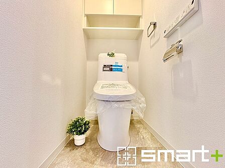 ~新品交換済みのトイレ~ ・温水洗浄機能付きに新品交換済みなので快適ですね。 ・トイレットペーパーや掃除用具などもしまえる収納付き。