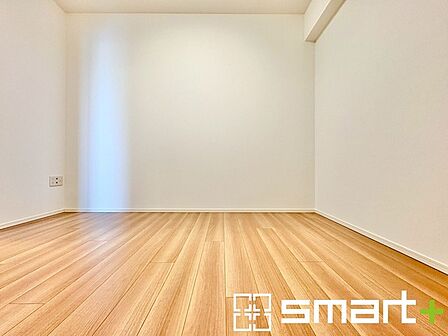 ~収納豊富な洋室~ ・各居室に備え付けの収納をご用意。タンスなどを置く場合と比べ出っ張らないので部屋の中を有効のご活用いただけます。 ・収納の広さなどぜひ現地でご確認くださいませ。