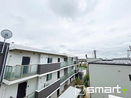 〜バルコニーからの眺望〜 ・お部屋の延長として、外の空気を感じながらリラックスできるスペースになりますね。 ・周囲の景色や夕日を楽しむことも魅力のひとつです。