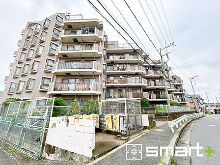 ~閑静な住宅街の立地~ ・周辺は閑静な住宅街となっておりますので、静かな暮らしをご実現いただけます。 ・前面道路の交通量も多くないので、小さなお子様がいるご家庭でもご安心ですね。