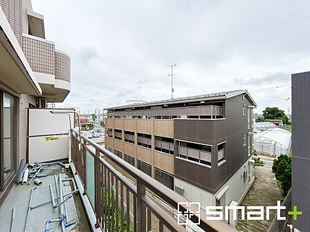 ~洗濯物も干しやすいバルコニー~ ・陽当たり良好な南側のバルコニーは2部屋から出入りができて毎日のお洗濯も快適。
