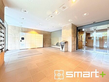 ～管理の行き届いたエントランス～ ・お住まいの「顔」でもあるエントランス。管理会社の方でしっかりと管理されております。 ・ぜひ現地でご体感くださいませ。 