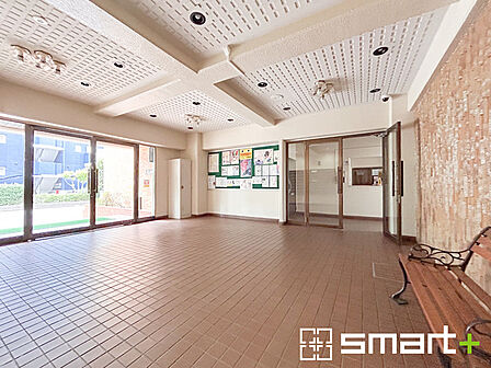 ~管理の行き届いたエントランス~ ・お住まいの「顔」でもあるエントランス。管理会社の方でしっかりと管理されております。 ・ぜひ現地でご体感くださいませ。