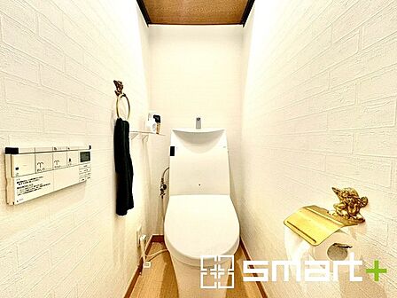 ~やはり便利なタンク式トイレ~ ・最近はタンクレストイレもございますが、タンク式の場合は停電時もお水を流すことが可能。 ・故障時なども比較的費用が安くなるなど、メリットが多くなります。