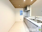 ～使い勝手の良いシステムキッチン～ ・料理がしやすい設計のキッチンでお料理もはかどりますね。 ・もちろんキッチン下部は収納になっておりますので、フライパンなども収納可能です。 