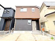 ～モダンな印象の外観～ ・木目調の外壁アクセントは幅広いテイストにマッチし、住まいに温かみを与えてくれる人気のデザイン。 ・見た目に重厚感が生まれ、高級感のある仕様となっております。