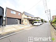 ～閑静な住宅街の立地～ ・周辺は閑静な住宅街となっておりますので、静かな暮らしをご実現いただけます。 ・前面道路の交通量も多くないので、小さなお子様がいるご家庭でもご安心ですね。 