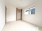 ～自然な風合いの洋室～ ・ナチュラルな色彩で纏められた洋室は家具のコーディネートもしやすくなっております。 ・どんな家具にするか考えるだけでも楽しくなってきますね。 