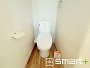 ～やはり便利なタンク式トイレ～ ・最近はタンクレストイレもございますが、タンク式の場合は停電時もお水を流すことが可能。 ・故障時なども比較的費用が安くなるなど、メリットが多くなります。 