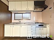 ～リビングを有効活用～ ・キッチンは対面式ではなく壁側にございますので、お部屋の中の空間を有効活用できます。 ・現地ではぜひ家具の配置などもイメージしながらご見学くださいませ。 