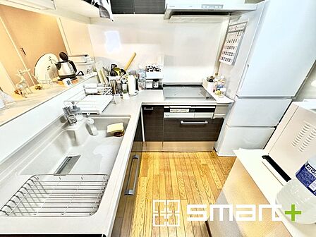 ~使い勝手の良いキッチン形状~ ・「く」の字型のキッチンなので、流しとコンロの移動が楽々で使い勝手の良い形状です。 ・ぜひ実際に現地でご体感くださいませ。