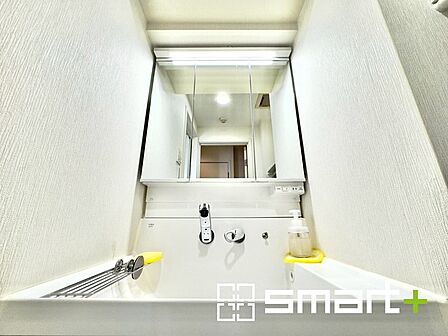 ~シャワー付き洗面台を採用~ ・洗面台の蛇口がホースで伸びシャワーとしてご利用可能。 ・朝の寝ぐせ直しなどにシャワーを使いたい時、洗面台の掃除をする際にも便利にお使いいただけますよ。