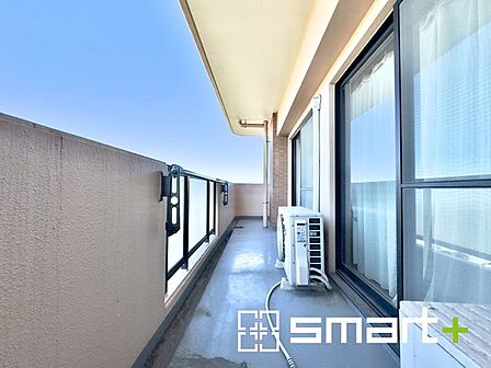 ~広々バルコニー~ ・人気の角部屋でリビングやお部屋がぐるっとバルコニーに囲まれたような間取り仕様です。 ・バルコニー面積は広々22平米以上あります。