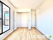 ～自然な風合いの洋室～ ・ナチュラルな色彩で纏められた洋室は家具のコーディネートもしやすくなっております。 ・どんな家具にするか考えるだけでも楽しくなってきますね。  