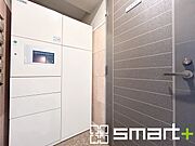 ～不在時も便利な宅配ボックス～ ・マンションエントランスに共用の宅配ボックスをご用意。 ・ネット注文も増えている中、不在時などにもお荷物の受取が可能です。 