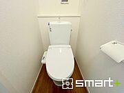 〜やはり便利なタンク式トイレ〜 ・最近はタンクレストイレもございますが、タンク式の場合は停電時もお水を流すことが可能。 ・故障時なども比較的費用が安くなるなど、メリットが多くなります。 