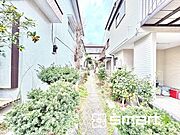 ～閑静な住宅街の立地～ ・周辺は閑静な住宅街となっておりますので、静かな暮らしをご実現いただけます。 ・前面道路の交通量も多くないので、小さなお子様がいるご家庭でもご安心ですね。 