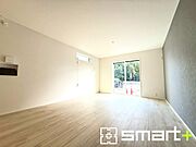 ～穏やかな陽の入るＬＤＫ～ ・大きな窓のあるＬＤＫは陽当りも良好で明るい空間となっております。 ・ご家族団らんなど過ごす時間の多いＬＤＫが明るいのは嬉しいポイントですね。 