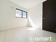 ～収納豊富な洋室～ ・各居室に備え付けの収納をご用意。タンスなどを置く場合と比べ出っ張らないので部屋の中を有効のご活用いただけます。 ・収納の広さなどぜひ現地でご確認くださいませ。 