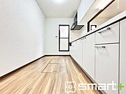 ～広々キッチンスペース～ ・キッチンスペースは余裕のある広さとなっており、キッチン内のでのすれ違いも楽々。 ・お料理や洗い物がしやすい設計となっております。 