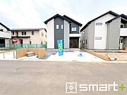～十分な広さのある前面道路～ ・前面道路は約6ｍございますので、お車でのすれ違いも楽々で余計なストレスがかかりません。 ・日々お車での移動が多い方には大切なポイントですね。 