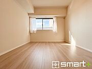 ～自然な風合いの洋室～ ・ナチュラルな色彩で纏められた洋室は家具のコーディネートもしやすくなっております。 ・どんな家具にするか考えるだけでも楽しくなってきますね。 