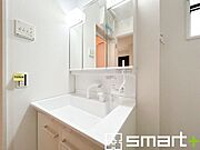 ～シャワー付き洗面台を採用～ ・洗面台の蛇口がホースで伸びシャワーとしてご利用可能。 ・朝の寝ぐせ直しなどにシャワーを使いたい時、洗面台の掃除をする際にも便利にお使いいただけますよ。 