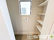 ～シューズインクローク付き～ ・玄関にはシューズインクローク完備。ベビーカーやゴルフバッグ、スポーツ用品など収納可能。 ・稼働式の棚で高さや大きさのあるものもスッキリしまえて快適。 