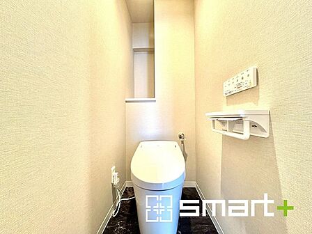 ~人気のタンクレストイレ~ ・デザイン性に優れ、スッキリと見えるタンクレストイレを採用。 ・節水効果が高く、エコな上に水道代も削減可能。シンプルな形なのでお掃除も楽々です。