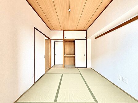 ～「和みの部屋」和室をご用意～ ・ゴロンと寝転がったり、お子様のいるご家庭ではお子様を寝かしつけたり、などご活用いただける和室をご用意。 ・やはり畳の香りは心が落ち着きますね。 