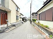 ～閑静な住宅街の立地～ ・周辺は閑静な住宅街となっておりますので、静かな暮らしをご実現いただけます。 ・前面道路の交通量も多くないので、小さなお子様がいるご家庭でもご安心ですね。 