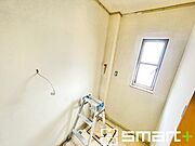 ～明るい洗面スペース～ ・窓から明るい陽が入り、気持ちよく朝の支度ができますね。 ・使い勝手の良い三面鏡タイプのシャワー付き洗面化粧台。鏡の裏に収納があるので洗面台周りもスッキリ。 