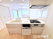 ～人気のカウンターキッチン～ ・キッチンには余計な柱が無いので、リビングが見渡せ開放感のある造りとなっております。 ・汚れの付きづらい天板、水はけの良いシンクなど機能面でも充実の仕様。 