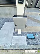 ～宅配ボックスを標準装備～ ・ネットショッピングが当たり前になった今の時代に嬉しい宅配ボックスを標準装備。 ・お仕事や外出の際もお荷物の受取が可能です。 