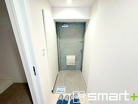 ～スッキリした玄関～ ・圧迫感がなくスッキリ広々とした印象の玄関。 ・清潔感のあるホワイトカラーで統一されたオシャレな空間で、ご家族やお客様をお出迎え。 