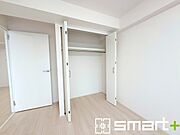 ～収納豊富な洋室～ ・各居室に備え付けの収納をご用意。タンスなどを置く場合と比べ出っ張らないので部屋の中を有効のご活用いただけます。 ・収納の広さなどぜひ現地でご確認くださいませ。 