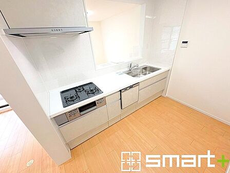 ～食器洗浄機を標準装備～ ・キッチンにはビルトインタイプの食器洗浄機を標準装備。 ・家事にかける時間を削減でき、「自分時間」を増やすことができる嬉しいアイテムです。 