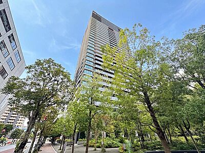 外観：緑に囲まれたタワーレジデンス