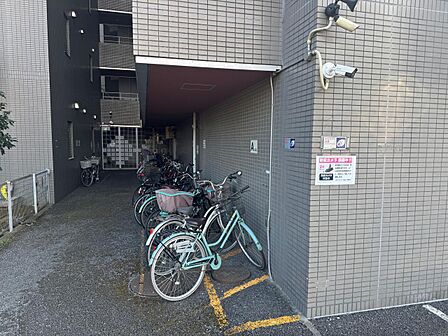 ■駐輪場は屋根付きなので雨から自転車を守ります