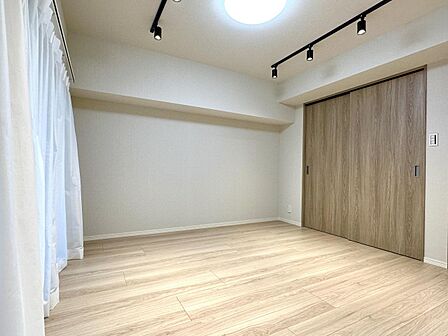洗練されたスポットライト照明が魅力的な、温かみのあるリビング