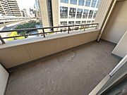 奥行き広々バルコニー。椅子を置いて寛ぐ空間にも