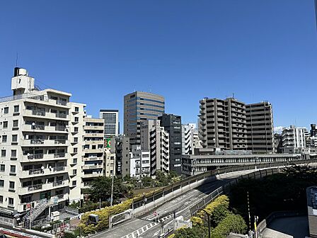 都会を見渡す、抜けるような青空と開放的なパノラマビュー