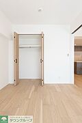 ハンガーポール付で衣類を効率よく収納できますね♪