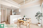 間接照明のある広々としたダイニングスペース♪