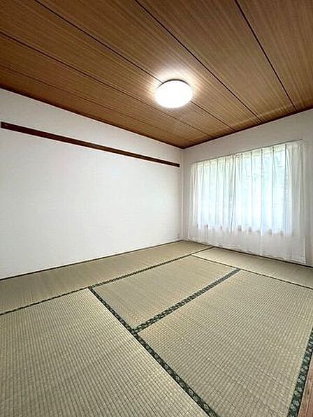 光あふれる窓付きで、日当たり・風通しともに良好な和室です。穏やかな光が差し込む空間は、お昼寝や読書などのリラックスタイムに最適。