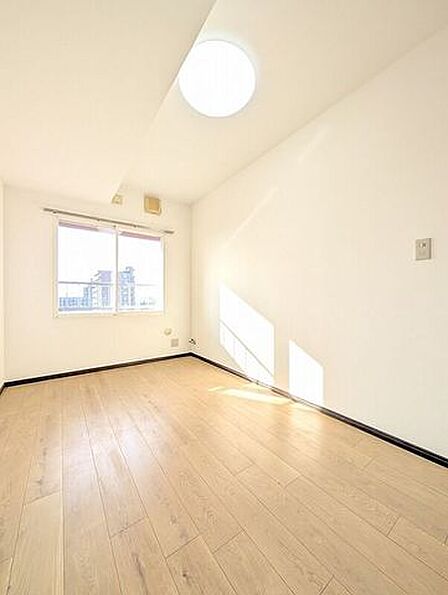 爽やかな光が差し込む明るいお部屋です