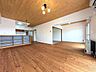 リビング/ダイニング：カラマツのフローリングやトドマツの天井板など、道産の木に包まれた温もり溢れる室内。北海道の自然を感じられる、深呼吸したくなる心地よい住まいです。