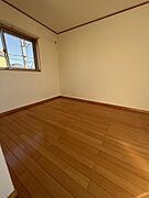 ２F　８帖洋室です♪主寝室として使えます、部屋の隣に納戸がありますので、とても便利です♪